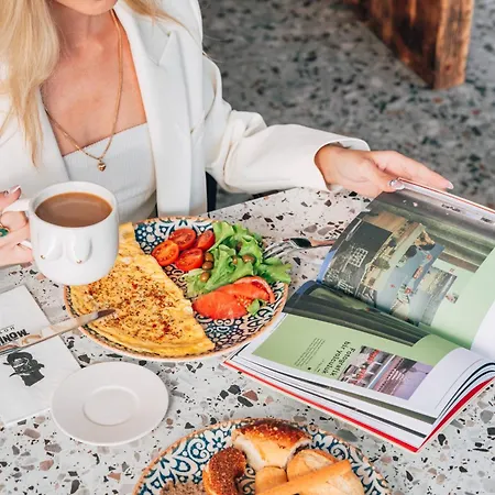 Hotel Lucky Monkey Midi