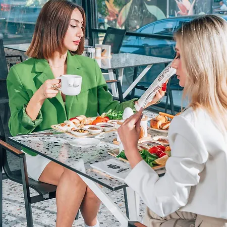 Lucky Monkey Midi Hotel *