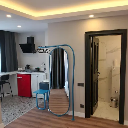 Lucky Monkey Midi Hotel