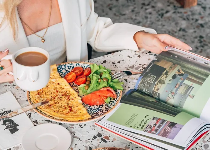 Hotel Lucky Monkey Midi