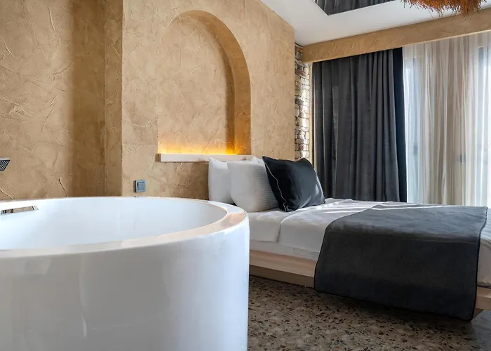 Lucky Monkey Midi Hotel *