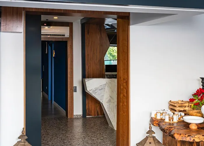 Lucky Monkey Midi Hotel