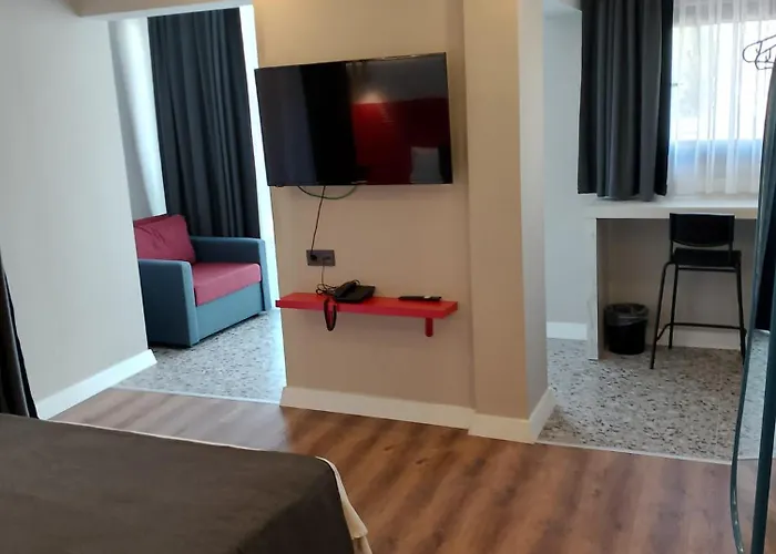 Hotel Lucky Monkey Midi