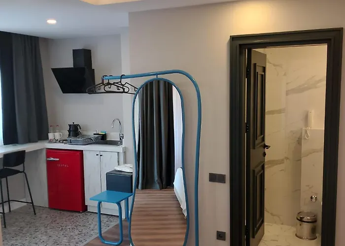 Lucky Monkey Midi Hotel