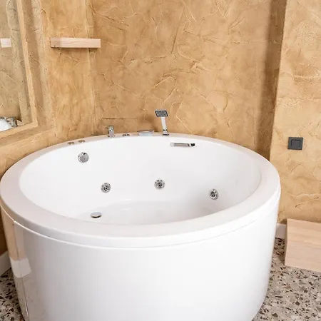 Lucky Monkey Midi ホテル