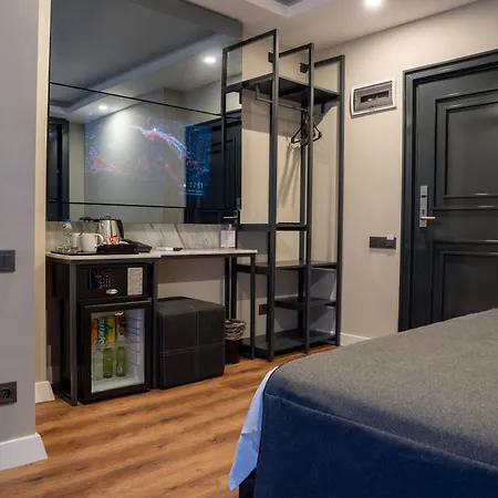 Lucky Monkey Midi ホテル