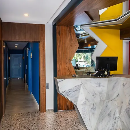 Lucky Monkey Midi Hotell