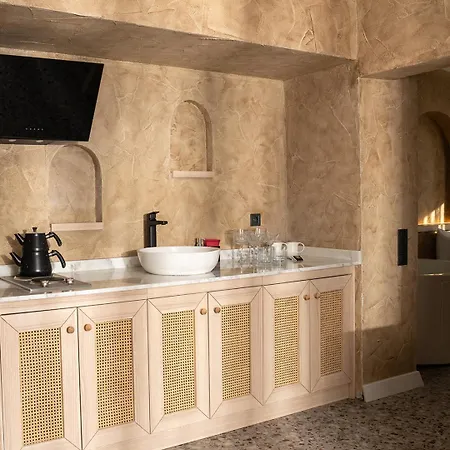 Lucky Monkey Midi ホテル