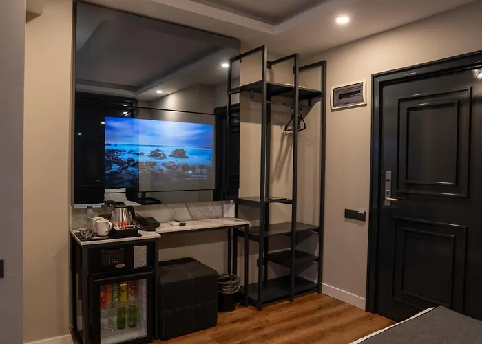 Lucky Monkey Midi 酒店 *