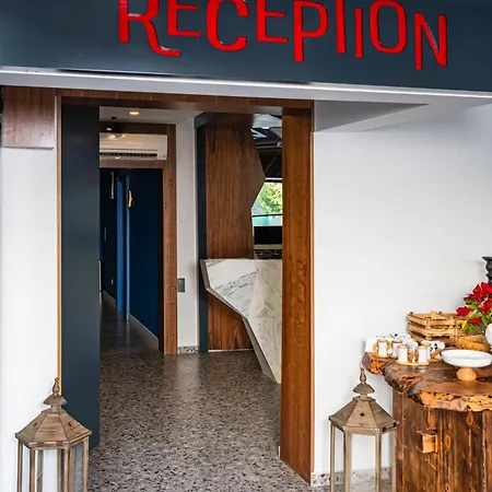 Lucky Monkey Midi Hotell