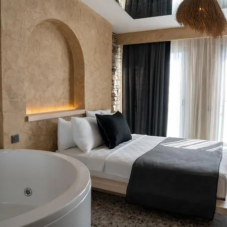 Lucky Monkey Midi Hotell