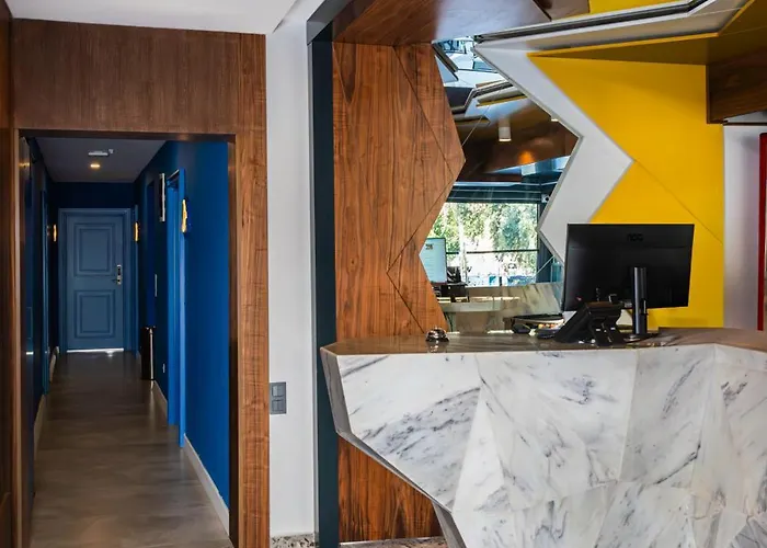 Lucky Monkey Midi Hotel